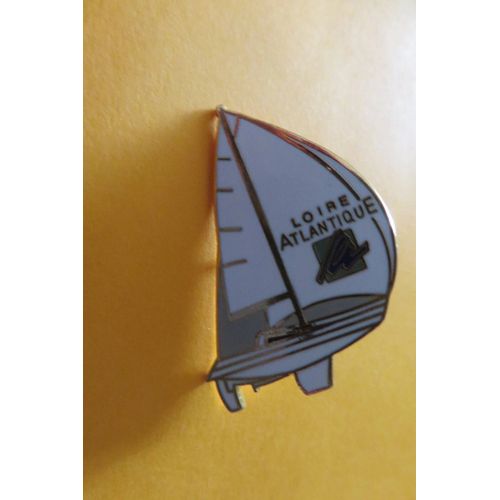Pin'S Insigne Loire Atlantique Voilier/Med23a