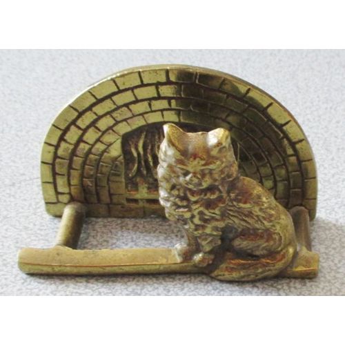 Objet décoratif en métal doré vieilli représentant une façade de cheminée avec flammes devant laquelle se tient un chat- article vintage ancien pouvant servir de porte lettres ou petits documents