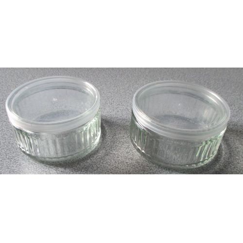 Deux Pots/Coupelles En Verre Joliment Rainurés Sur Le Pourtour- Diamètre Intérieur 7cm- Hauteur 4cm- Marks & Spencer- Avec Un Couvercle Plastique Transparent- Vendus Vides