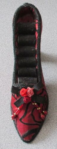 Chaussure porte-bijoux- escarpin recouvert de tissu rouge sombre brillant avec fleurs noires- 5 emplacements pour bagues-petit noeud, fleurs tissu et perles- longueur 18cm hauteur 11cm environ