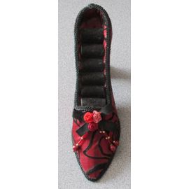 Chaussure porte-bijoux- escarpin recouvert de tissu rouge sombre brillant avec fleurs noires- 5 emplacements pour bagues-petit noeud, fleurs tissu et perles- longueur 18cm hauteur 11cm environ