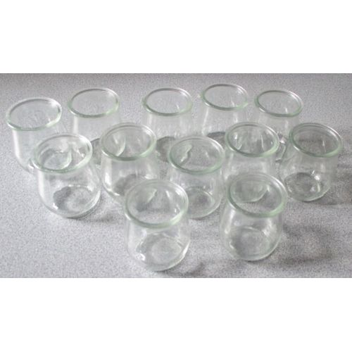 Douze Petits Pots En Verre Incolore-Pouvant Servir De Verrines, Mini Vases, Photophores Ou Autre Usage-Hauteur 7cm-Diamètre 5.5cm-Vendus Vides-Tous Avec Gravure Bonne Maman Et Petit Feston Au-Dessous