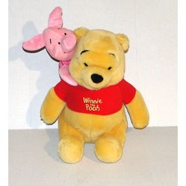 peluche winnie l'ourson et porcinet sur son dos disney