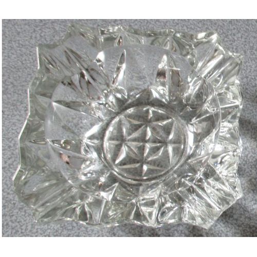 Coupelle/Cendrier/Vide Poche En Verre Transparent Travaillé-Intérieur Lisse-Extérieur Taillé En Facettes Façon Cristal- 10.5x10.5x4cm-Discrète Mention France Gravée Au Fond-Article Ancien Avec Défauts