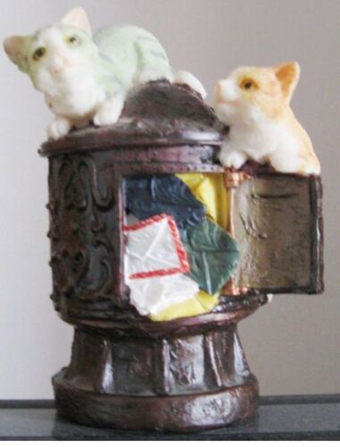 Tirelire décorative en forme de boite aux lettres avec 2 figurines de chats, hauteur 13cm environ, diamètre de la base 6cm- bouchon de caoutchouc en-dessous