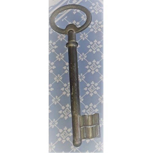 Clé ancienne en métal vieilli et noirci à nettoyer - avec inscription 12 - hauteur 11.5cm