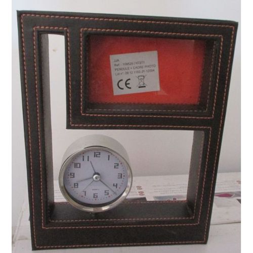 Pendule/cadre photo en acrylique marron à poser - dimensions extérieures totales 19.5x24x4cm - avec petit réveil quartz en métal argenté diamètre 7.5cm et emplacement pour photo 7x11cm environ
