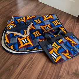Ensemble Composé D’Un Tapis, D’Un Bonnet Et D’Un Sac De Pansage 