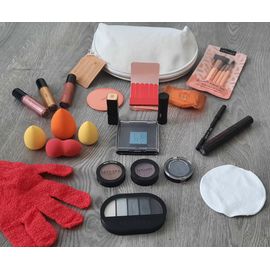 Trousse De Maquillages Et Accessoires 