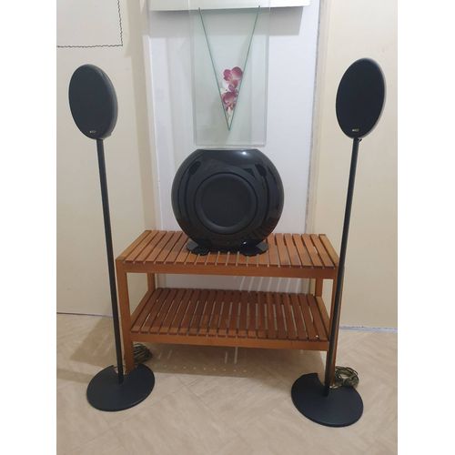 Enceintes KEF de salon. 2 Enceintes sur pied + caisson de basse