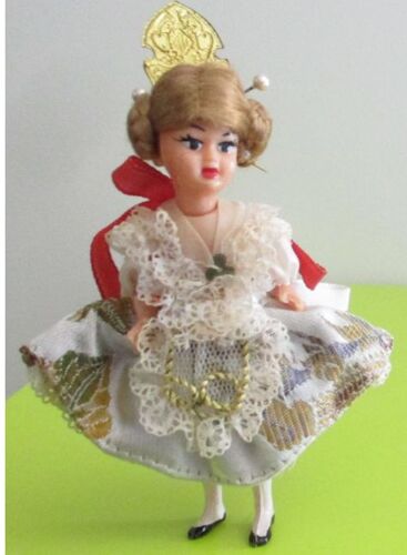 Ancienne poupée de collection-avec pantalon de dessous sous un jupon blanc et une jupe brodée ,tablier de dentelle à bretelles-coiffure nattée sous une tiare dorée-hauteur 11c -province indéterminée