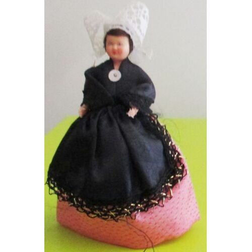 Ancienne poupée folklorique de collection- 7.5cm vêtue d'une jupe rose brillante, châle et tablier noir, coiffe de dentelle blanche-hauteur totale avec le jupon 12cm - province indéterminée
