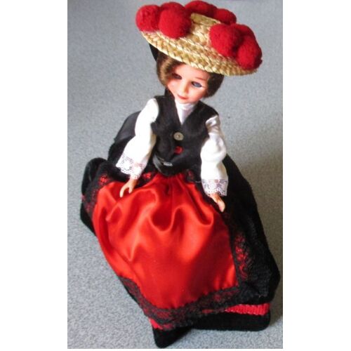 Ancienne poupée folklorique de collection Forêt Noire -16cm avec jupe velours noir, corsage blanc, corselet noir, tablier rouge et chapeau de paille à pompons-hauteur totale avec jupon 20cm