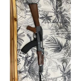 Airsoft Ak47 Aeg 2 Joules Avec Chargeur Batterie + Chargeur De Bille + Bouteille De Bille