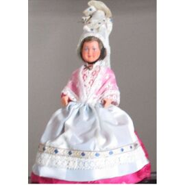 Petite poupée ancienne en carton et ses costumes. Normandie