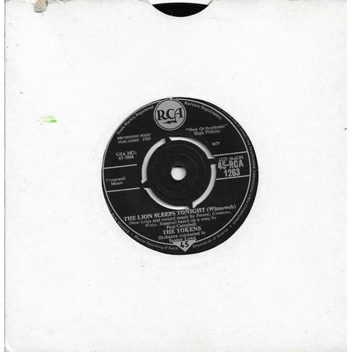 The Tokens (Jay Siegel, Mitch Margo, Neil Sedaka, Philip Margo, Hank Mednen) : The Lion Sleeps Tonight (Wimoweh) (Peretti, Creatore, Weiss, Stanton) / Tina (Roberts)