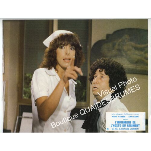 L'infirmière De L'hosto Du Régiment (L'infermiera Nella Corsia Dei Militari) : Photo D'exploitation Cinématographique - Format 22,5x28,5 Cm - De Mariano Laurenti Avec Nadia Cassini, Lino Banfi - 1979