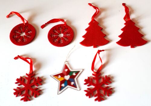Six décorations de Noël en feutrine rouge joliment découpée hauteur 8cm avec cordon de suspension en tissu + 1 étoile plastique transparente hauteur 7cm avec cordon de suspension doré