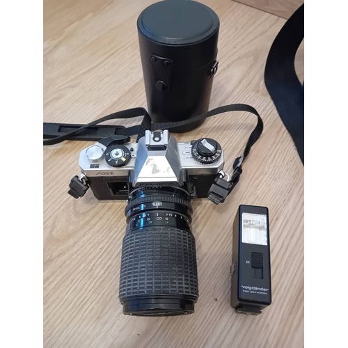 Appareil photo fujica à remettre en fonction. Accompagné de divers fonctionnalités quel qu'un objectif, cache flash ...