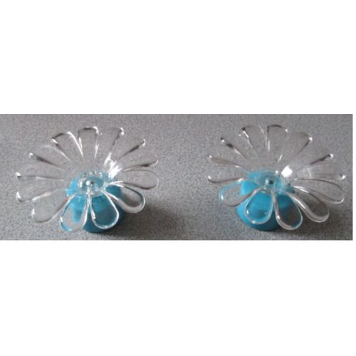 Deux délicates fleurs de plastique aux pétales arrondis (diamètre 8.5cm) posées sur un support turquoise (hauteur 5cm) avec ampoule led qui change de couleur-article décoratif vintage de Marks&Spencer