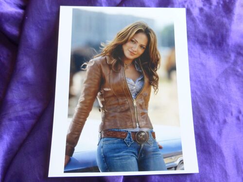 Jennifer Lopez. Photo Officielle De Hollywood. Grand Format 25.5x20.5 Cm. Papier Brillant De Qualité Professionnelle. Photo Posée Devant Une Voiture Avec Blouson De Cuir Marron.