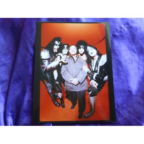 Kiss. Millenium. Photo Professionnelle Du Groupe Avec Lance Henriksen. Grand Format 25.5x20.5 Cm. Papier Brillant Agfa De Qualité. Parfait Pour Encadrer. Collection Kiss À Vendre.