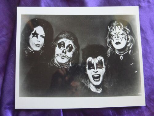 Kiss. Photo Professionnelle Posée Du Groupe En 1974. Grand Format 25.5x20.5 Cm. Papier De Qualité. Parfait Pour Encadrer. Collection Kiss À Vendre.