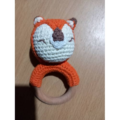 Hochet Petit Ours Crocheté Sur Anneau En Bois Naturel, Coloris Orange, Crème, Blanc Et Marron, Dimensions: Hauteur 12 Cm, Largeur 6 Cm, Profondeur 5.5 Cm, Diamètre Anneau 4 Cm.