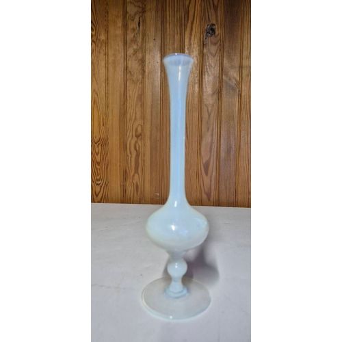 Vase soliflore en verre opalin blanc  26 cm opaline blanche