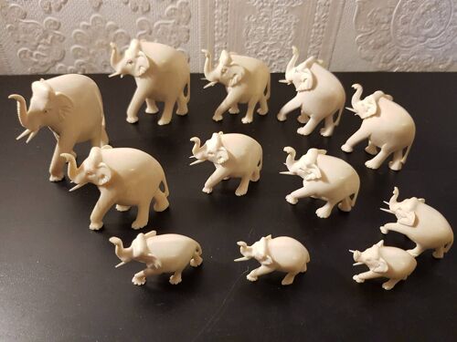 Lot De 12 Petits Éléphants En Matière Beige.