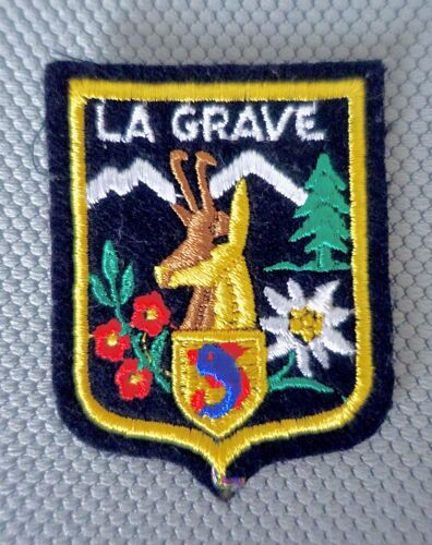Ecusson Ancien Brodé Montagne "La Grave". Chamois, Sapin, Fleurs, Edelweiss, Montagne, Village, Blason. A Collectionner Ou À Coudre.