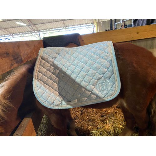 Bonjour À Tous, Je Vends Mon Tapis Harcourt De Collection Bleu Clair Avec Je Le Vent Pour 50 Mes Je Peut Baisser Si Dépars Rapide ! Pour Me Joindre N’Hésitez Pas À Me Contacter Au 07 85 55 68 98 ?