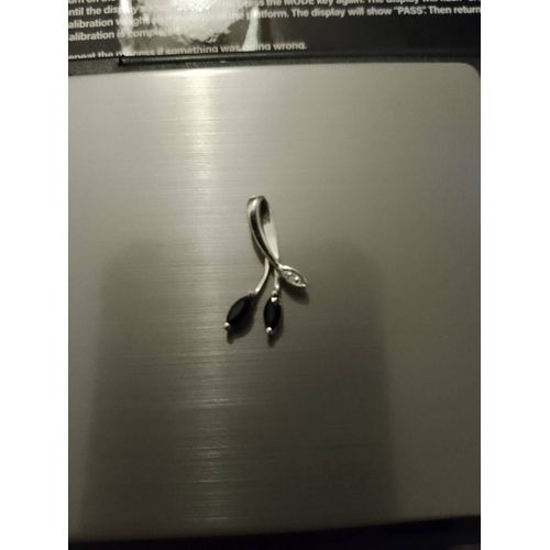 Pendentif Or Blanc 750 Et 2 Saphirs.