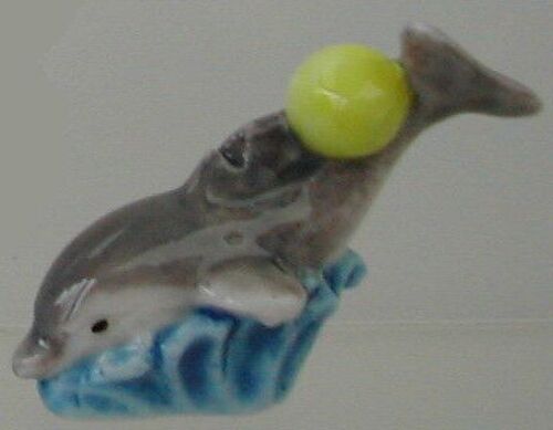 Fève Dauphin Avec Balle Jaune À L'arrière - Série Les Dauphins (2008)