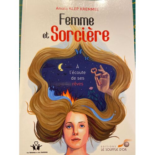 Femme Et Sorcière À L’Écoute De Ses Rêves