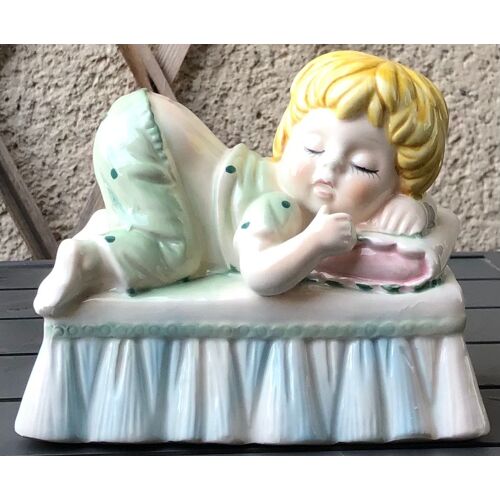Tirelire Enfant Qui Dort Sur Un Lit