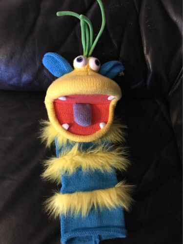 Marionnette Tricoté À Main The Puppet Company Sourcils Bleu Et Jaune Langue Violette Bouche Rouge 40cm Vintage 