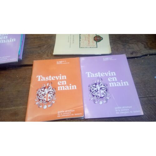 Lot De 2 Tastevin En Main 37e Année N° 73 & 74 Gazette Périodique De La Confrérie Des Chevaliers Du Tastevin - Activités Du 2e Semestre 1981 Et Du 1er Semestre 1982 + Tastevinage 1982 Armorial D