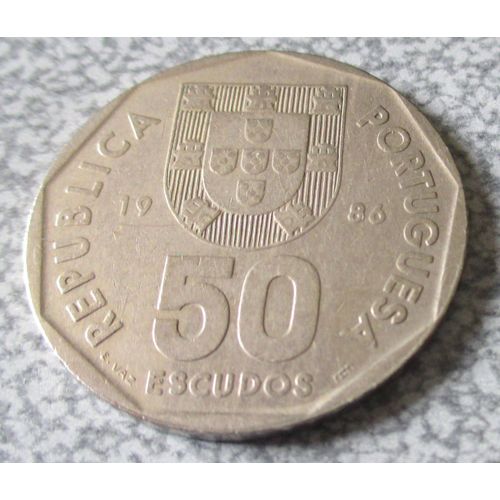 Portugal-Pièce De Monnaie De 50 Escudos-Républica Portuguesa 1986-Avers Armoiries Du Portugal Au Dessus De La Valeur-Revers Bateau À Voiles Stylisé Inscrit Dans Un Polygone-Pièce Ayant Circulé