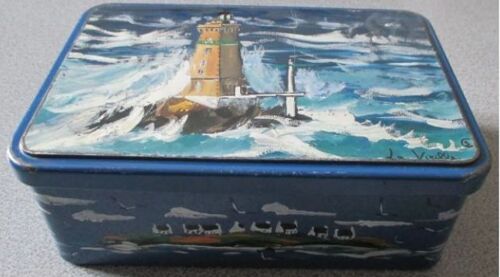 Boite métallique ancienne Massilly décor phare dans la tempête signé La Vieille- 19x12.5x7cm- cabossée par endroits, rayée, traces noires sur le fond- vendue vide