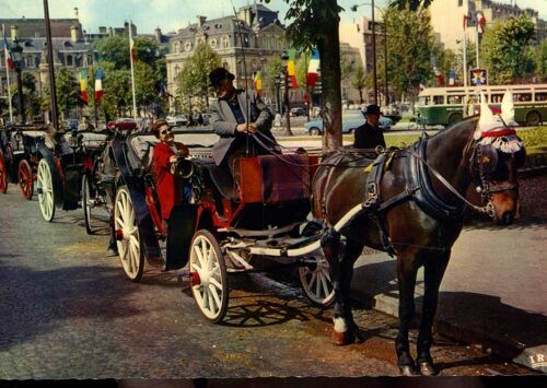 Carte Postale De Paris : Rond-Point Des Champs-Elysées : Les Fiacres En 1970