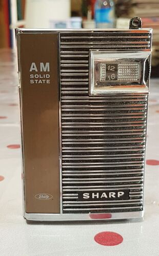Vintage : mini radio Sharp & son étui en cuir assorti