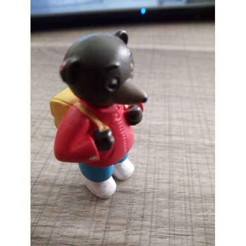 Figurine Petit Ours Brun Avce Son Sac A Dos Et Ses Tennis Blanche