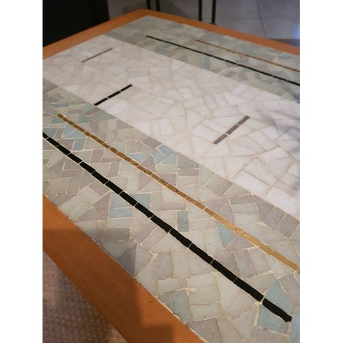 Table Basse Bois Massif. Dessus Carrelage Fin, Doré, Noir Et Bleu Gris Très Clair. Longueur 120 Cm Hauteur 45cm Et Largeur 44 Cm. Très Bon État.