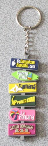 Porte-Clés De La République Dominicaine Formé De 6 Petites Plaques De Silicone Colorées Avec Des Noms D'endroits À Voir - Hauteur Totale Avec L'anneau 12cm - 2 Faces Identiques