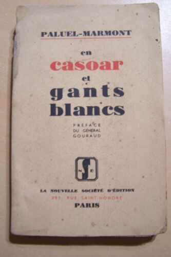 En Casoar Et Gants Blancs