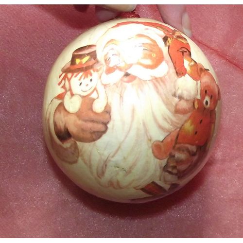 Apb. Boule De Noël Ancienne En Papier Mâché Père Noël Avec Une Peluche Ourson Tenu Dans Ses Bras Et Un Autre Jouet De L'Autre Côté Dimensions Diamètre 9 Cm