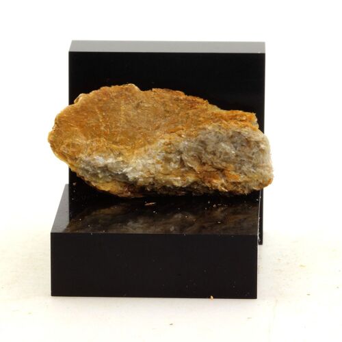 Carpholite. 21.1 Ct. Montauban, Québec, Canada.