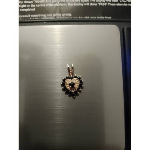 Pendentif Coeur En Or Blanc 750 Et Saphirs Bleus.