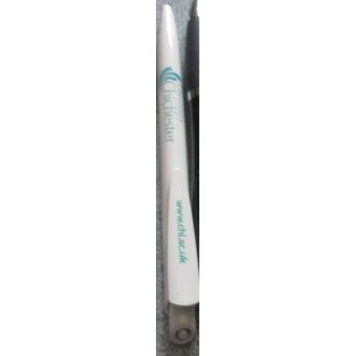 Stylo À Bille Publicitaire Rétractable Venant D' Angleterre Marqué University Of Chichester En Couleur Verte - Corps Plastique Blanc - Écriture En Noir